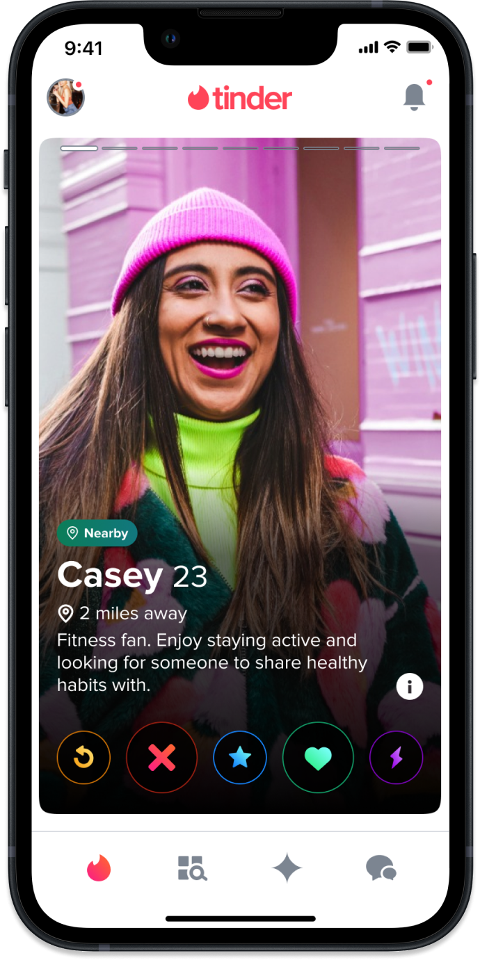 A profile as a male user sees it, distance highlighted only when under the threshold